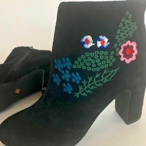 Nanette Lepore Beverly sz 7 black suede embroidery